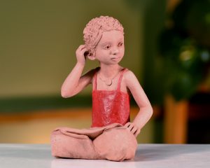 Jeune fille en sarouel 3/4 face