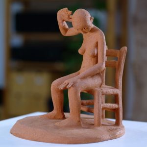 Photo sculpture femme assise sur une chaise - ensemble 02